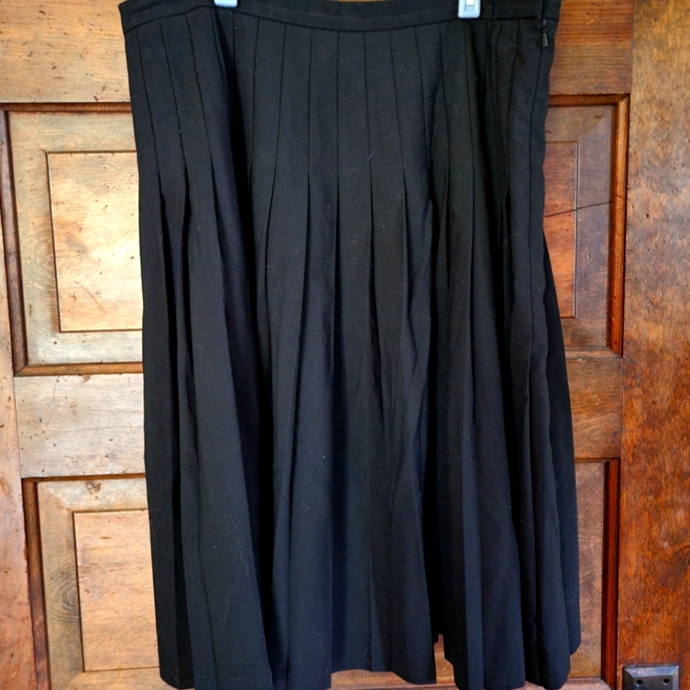 Eddie Bauer Black Pleated Skirt Size 14